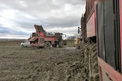 Stroje Holmer na rozbahněném poli.