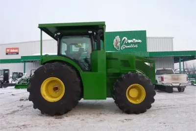 Lesní traktor John Deere 7310R s ochranným zakrytováním z boku.
