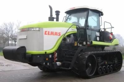 Claas Challenger s pásovým podvozkem na cestě.