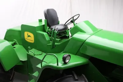 Sedadlo a nástupní schůdky traktoru John Deere 8010.