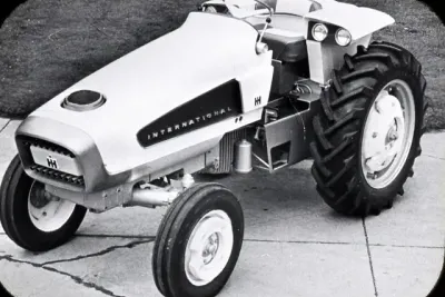 Kapota traktoru s logem International Harvester