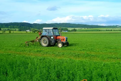 Podvečerní sečení s traktory New Holland