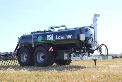 Černá dvounápravová cisterna BSA Lowliner na poli.