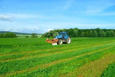 Podvečerní sečení s traktory New Holland