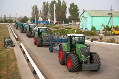 Kolona traktorů Fendt na cestě v zemědělském podniku