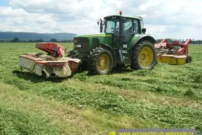 Seč vojtěšky traktorem John Deere.
