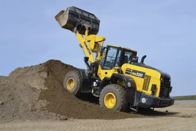 Kolový nakladač Komatsu WA320 při manipulaci se zeminou