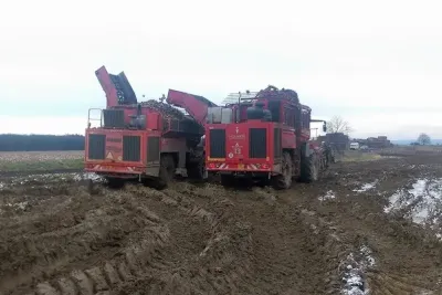 Dva vyorávače Holmer při práci v blátivých podmínkách.
