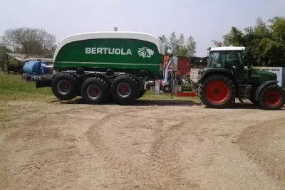 Cisterna Bertuola připojená k traktoru