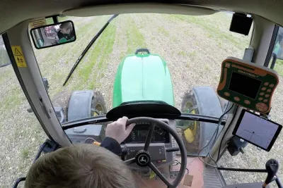 Volant a dva navigační displeje v kabině traktoru John Deere