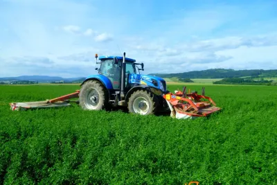 Podvečerní sečení s traktory New Holland
