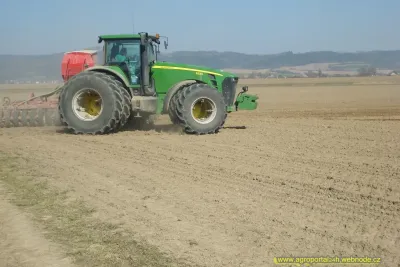 Setí s traktorem John Deere 8230