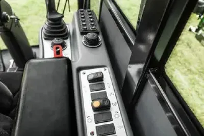 Ovládací panel a joystick v kabině krmného vozu.