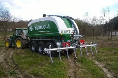 Traktor John Deere s cisternou Bertuola