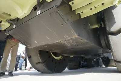 Detail spodní části a pohonu hybridního nakladače Volvo.