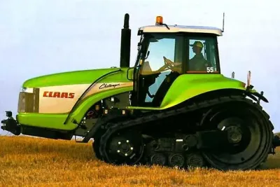 Pásový traktor Claas Challenger při práci na poli.