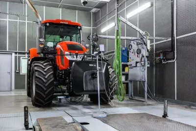 Ilustrační foto montáže traktoru Zetor v Brně