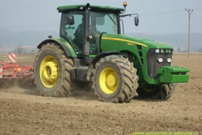 John Deere 8320R při polní práci.
