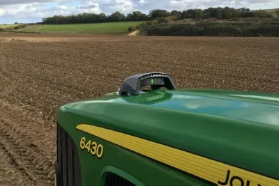 Navigační zařízení na kapotě traktoru John Deere