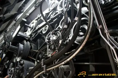 Detail řemenic a pohonu sklízecí mlátičky