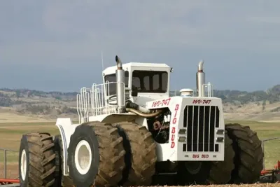 Stroj nese označení Big Bud 747 nebo 16V-747 Big Bud