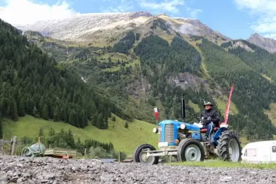 Historický traktor Zetor 25 – snímek 3