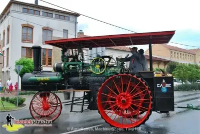 Parní traktor Case při jízdě ulicí z boku