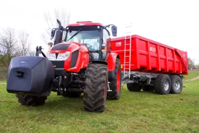 Červený traktor Zetor Forterra s návěsem
