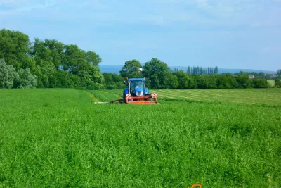 Podvečerní sečení s traktory New Holland