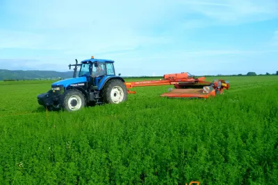 Podvečerní sečení s traktory New Holland