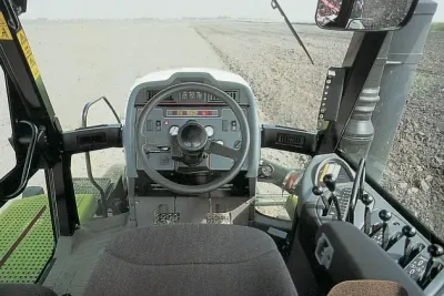 Pohled z kabiny traktoru Claas Challenger.