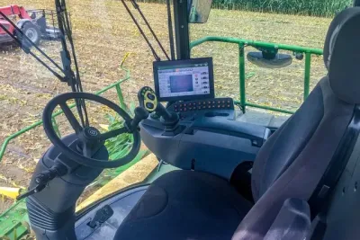 Krone představilo řezačku s unikátní výškově nastavitelnou kabinou! – snímek 6