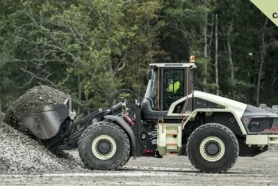 Nakladač Volvo LX1 nabírá kamenivo na skládce.