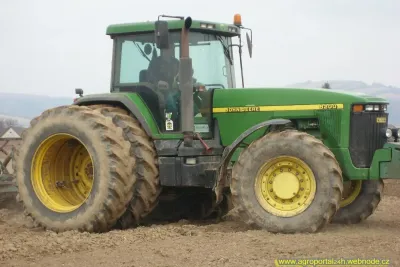 John Deere 8200