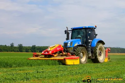 New Holland T6070 se žací soupravou Pöttinger.