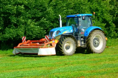 Podvečerní sečení s traktory New Holland
