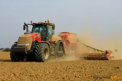 Case IH Magnum 340 RowTrac při setí.