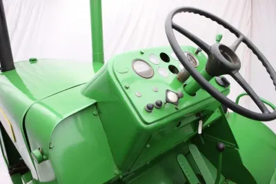 Volant a přístrojová deska traktoru John Deere 8010.