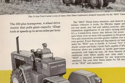 Historický propagační materiál k traktoru John Deere 8010 Diesel.