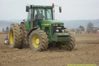 John Deere 8200 při práci na poli.
