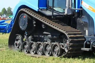 Detail pásového podvozku traktoru Agromash Ruslan