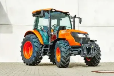 Oranžový traktor Kubota