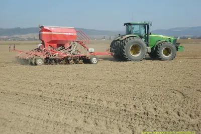 Setí traktorem John Deere 8230.