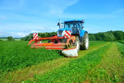 Podvečerní sečení traktorem New Holland.