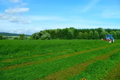 Podvečerní sečení s traktory New Holland