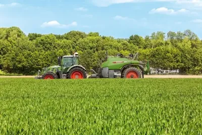 Postřikovače a pásové traktory na zelené vlně Fendt – snímek 1