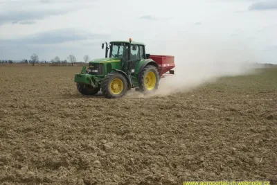 Aplikace průmyslových hnojiv traktorem John Deere.
