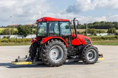 Ilustrační foto montáže traktoru Zetor v Brně