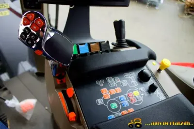 Ovládací joystick v kabině traktoru