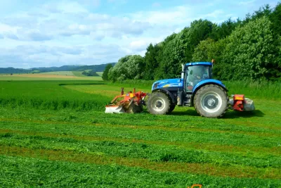 Podvečerní sečení s traktory New Holland